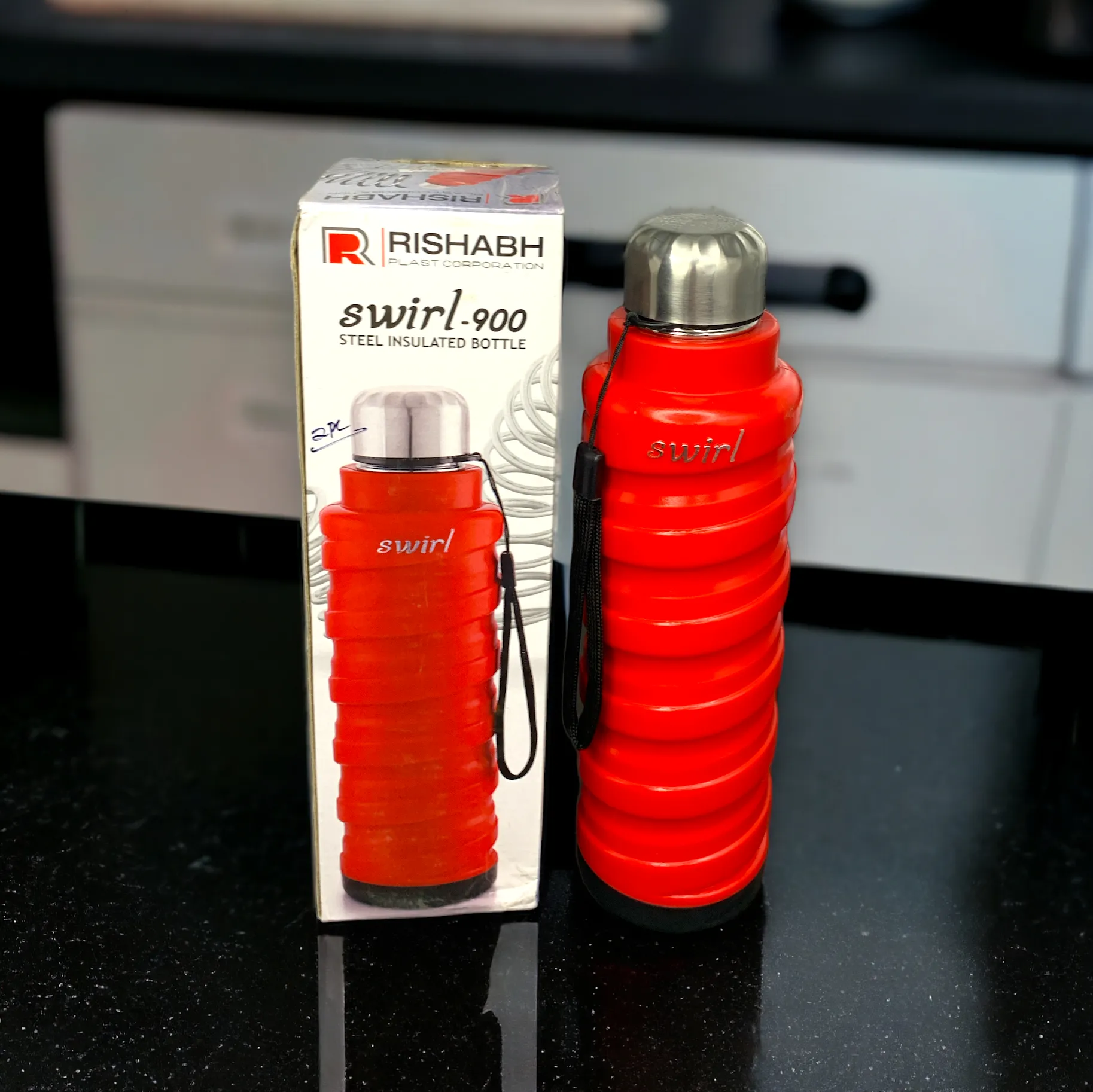 Swirl Steel Insulated Water Bottle: 900ml